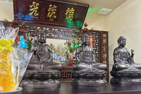 Hoàn thiện và bàn giao bộ Tam Thế Phật đồng đỏ hun đen cao 50cm cho khách hàng tại Hà Nội