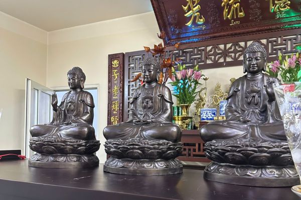 Hoàn thiện và bàn giao bộ Tam Thế Phật đồng đỏ hun đen cao 50cm cho khách hàng tại Hà Nội