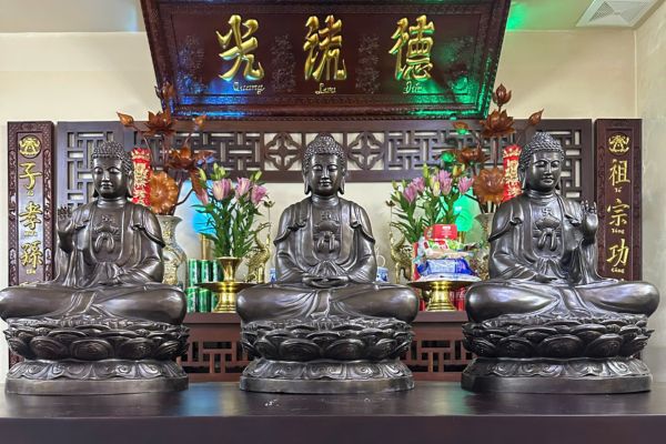 Hoàn thiện và bàn giao bộ Tam Thế Phật đồng đỏ hun đen cao 50cm cho khách hàng tại Hà Nội