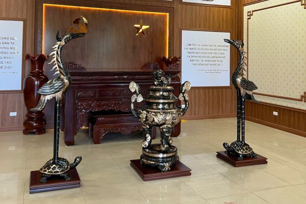 Bàn giao tuyệt phẩm đỉnh 1m3 và đôi hạc 1m76 đồng đỏ cạo màu cho khách hàng tại Hà Nội