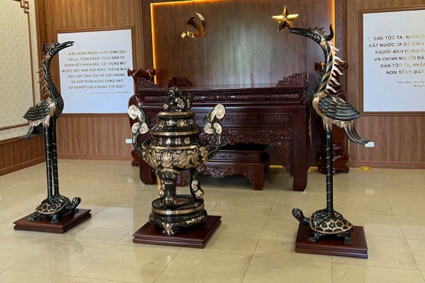 Bàn giao tuyệt phẩm đỉnh 1m3 và đôi hạc 1m76 đồng đỏ cạo màu cho khách hàng tại Hà Nội