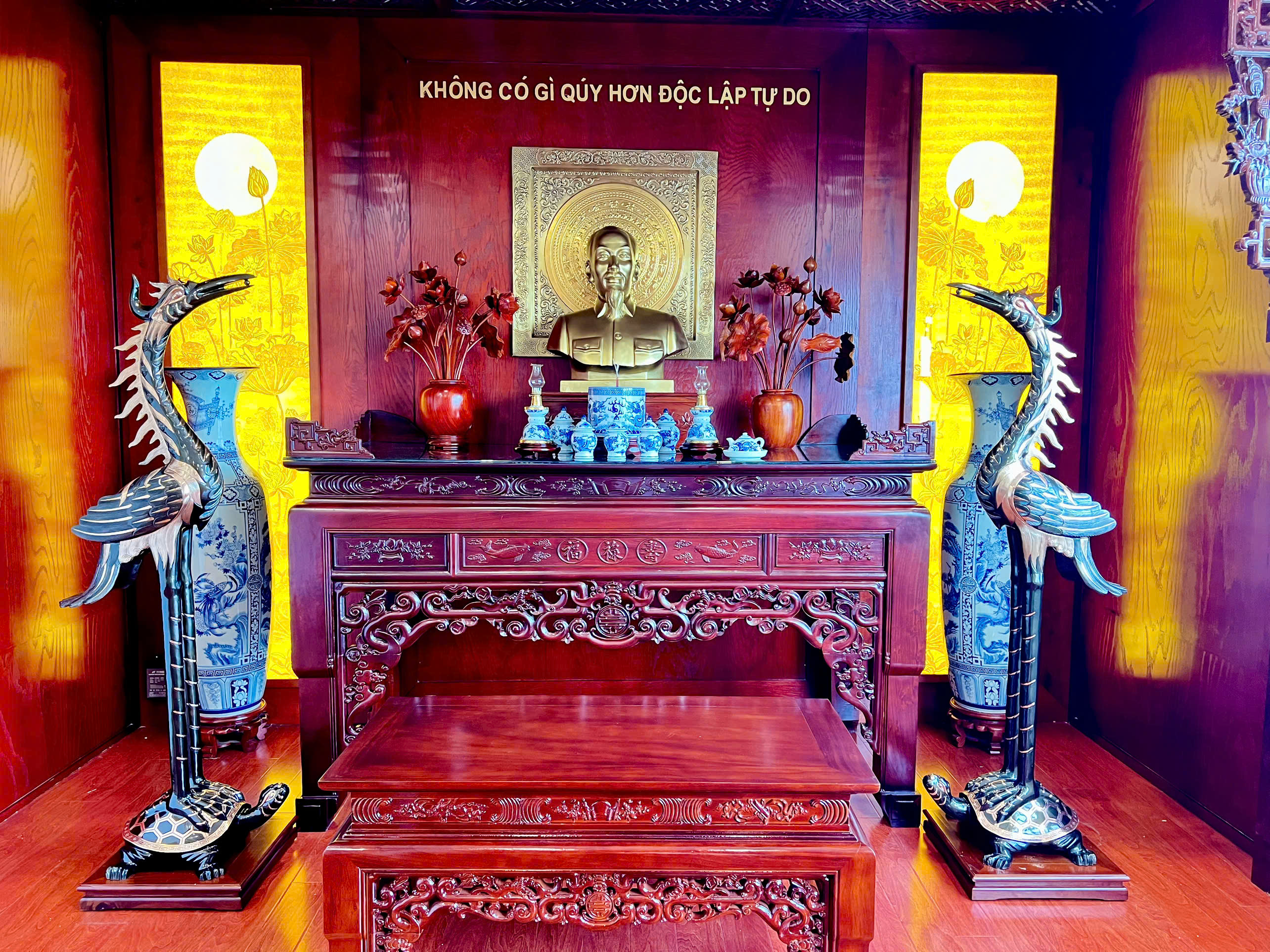 Hoàn thiện và bàn giao đôi hạc cao 1m75 đồng đỏ phớt nỉ tại phòng thờ Bác Hồ tại học viện Tài Chính