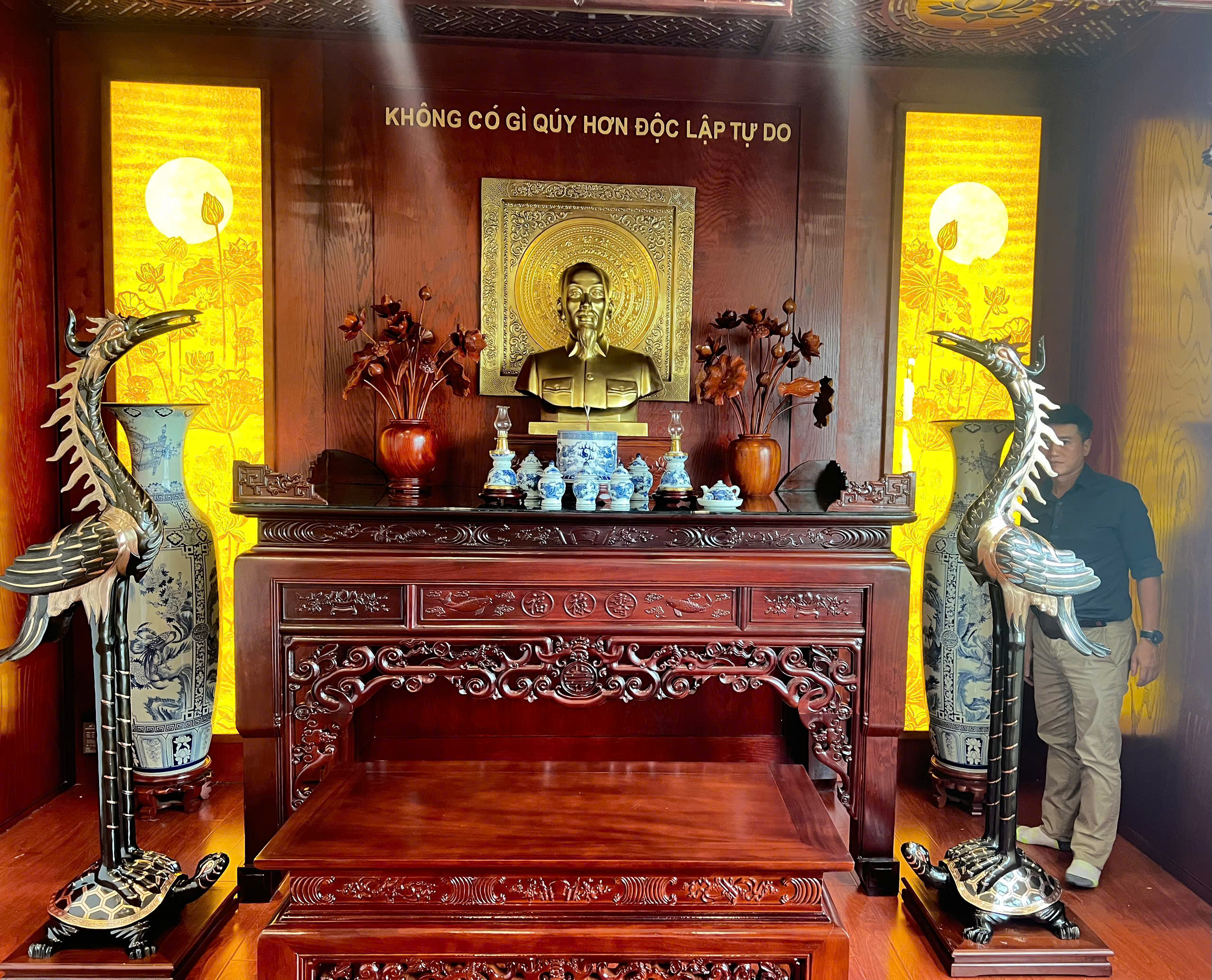 Hoàn thiện và bàn giao đôi hạc cao 1m75 đồng đỏ phớt nỉ tại phòng thờ Bác Hồ tại học viện Tài Chính