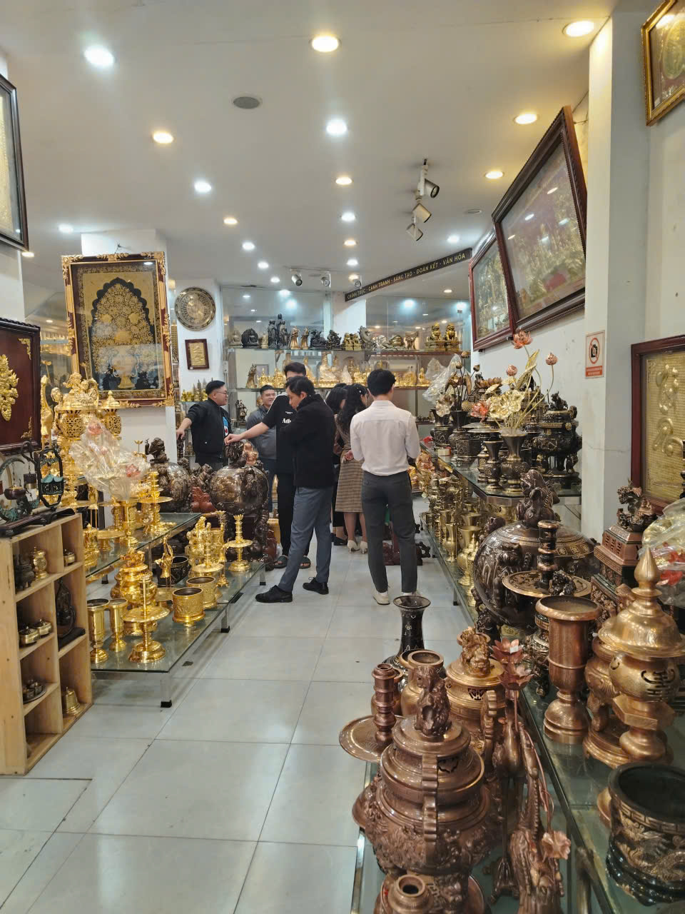 Khách hàng tới  tham quan và mua sắm tại đồ đồng Dung Quang Hà