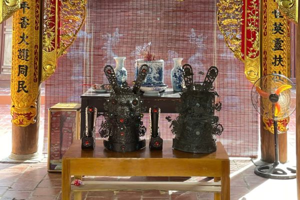 Hoàn thiện và bàn giao 2 mũ quan bằng đồng cho đình làng Hưng Hà - Thái Bình