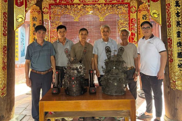 Hoàn thiện và bàn giao 2 mũ quan bằng đồng cho đình làng Hưng Hà - Thái Bình