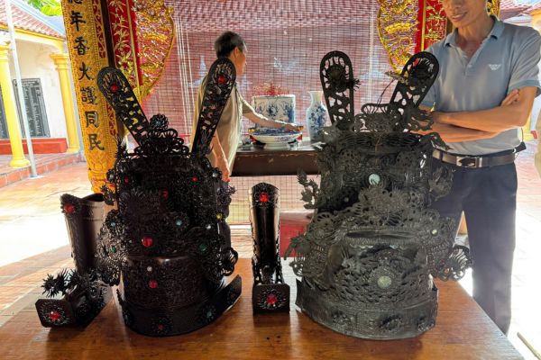 Hoàn thiện và bàn giao 2 mũ quan bằng đồng cho đình làng Hưng Hà - Thái Bình