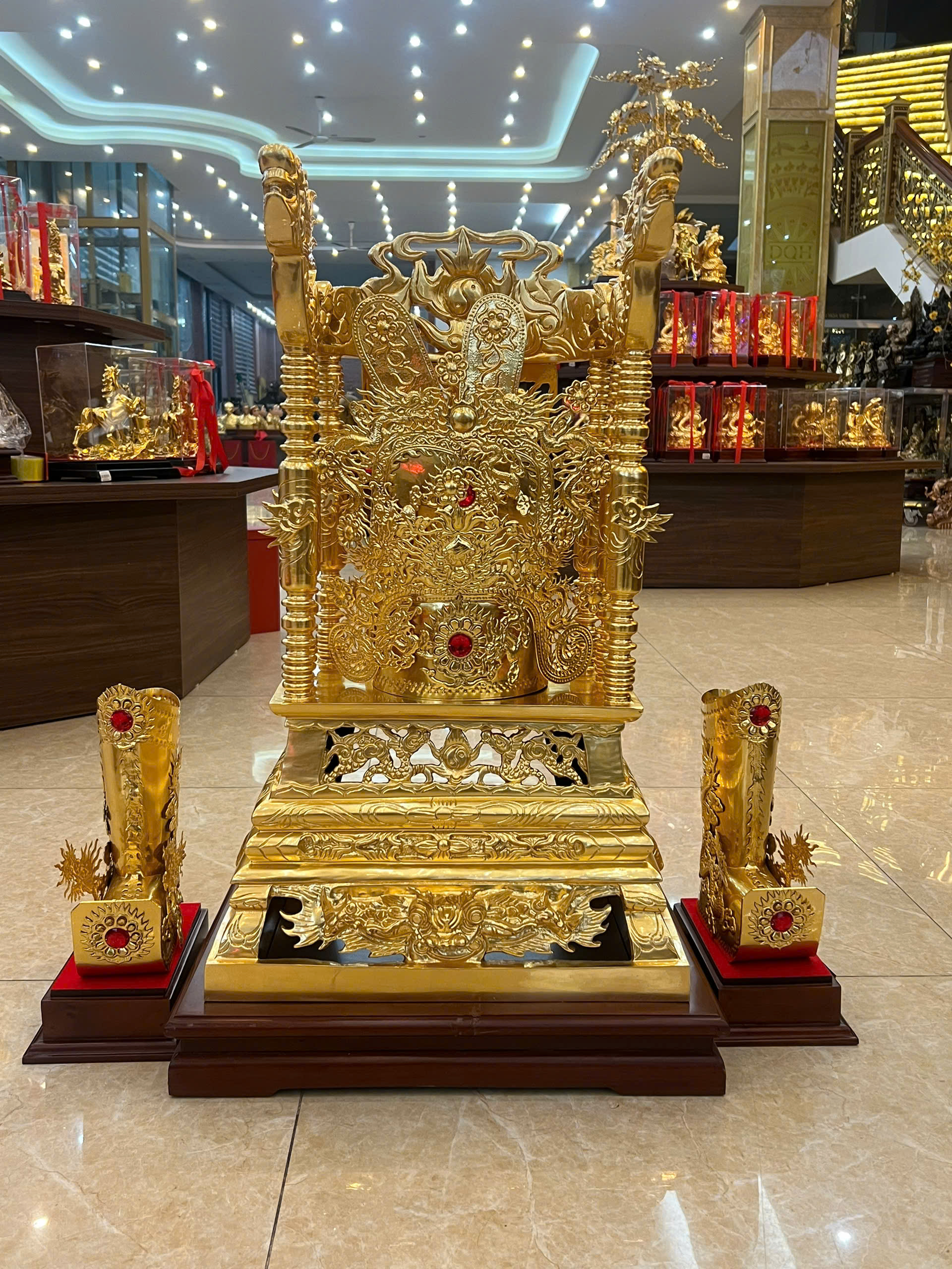 Bàn giao ngai thờ cao 81cm, mũ hài và đồ thờ dát vàng