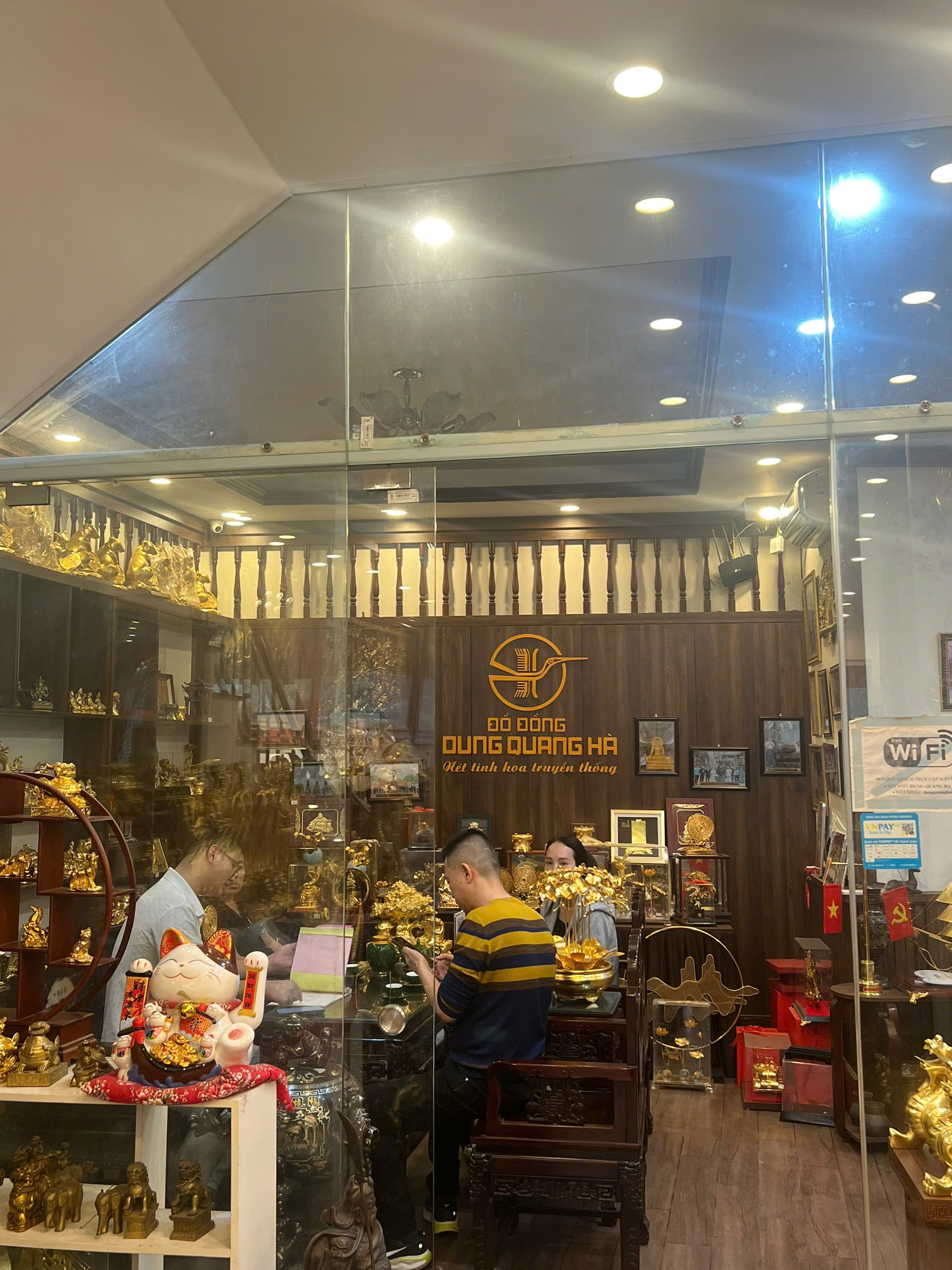 Khách hàng tới showroom tham khảo bộ ngũ sự song long bằng đồng catut