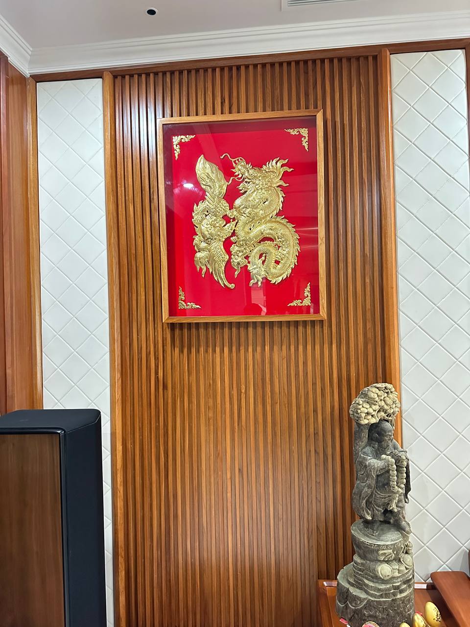 Hoàn thiện và lắp đặt tranh rồng và tranh hũ tiền mạ vàng cho khách hàng tại Quận 7