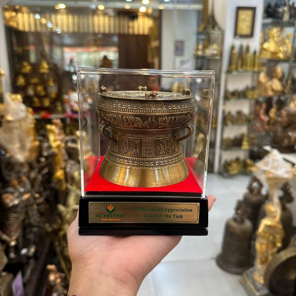 Hoàn thiện và bàn giao 20 quả trống đồng vàng giả cổ đường kính 10cm cho khách hàng tại Hà Tĩnh