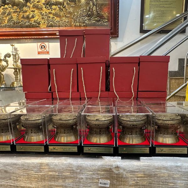 Hoàn thiện và bàn giao 20 quả trống đồng vàng giả cổ đường kính 10cm cho khách hàng tại Hà Tĩnh