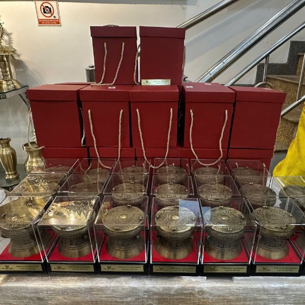 Hoàn thiện và bàn giao 20 quả trống đồng vàng giả cổ đường kính 10cm cho khách hàng tại Hà Tĩnh