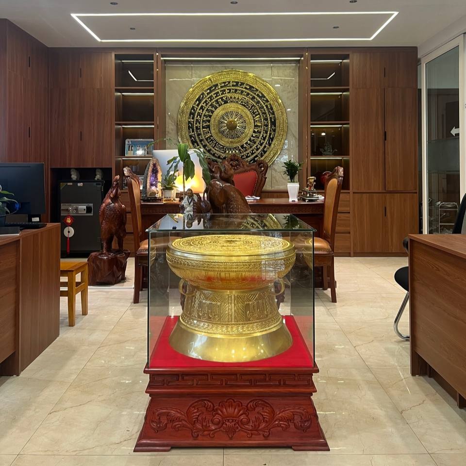 Bàn giao trống đồng đường kính 60cm dát vàng, đôn gỗ hương cho khách hàng tại Hải Phòng