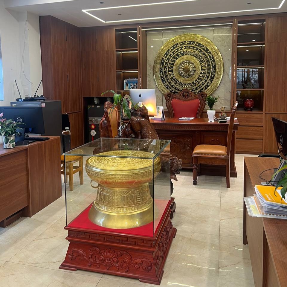 Bàn giao trống đồng đường kính 60cm dát vàng, đôn gỗ hương cho khách hàng tại Hải Phòng