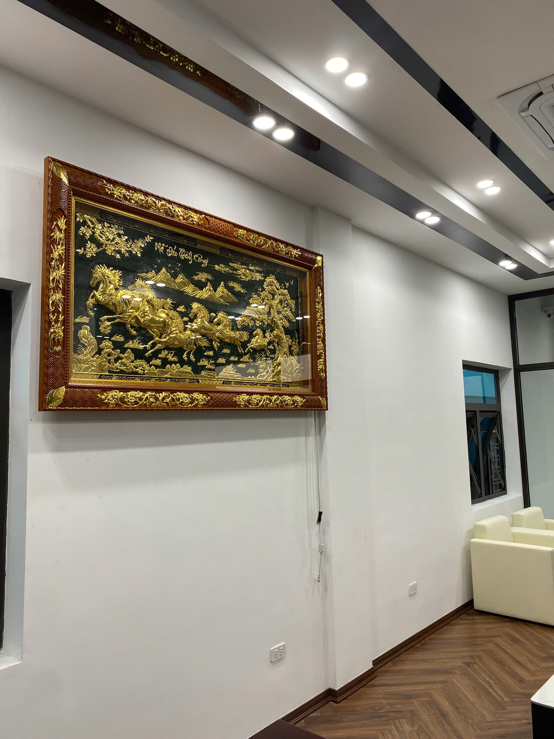 Bàn giao, lắp đặt tranh mã đáo thành công dát vàng 9999 kích thước 1m07 x 1m97  tại  tp Hải Phòng