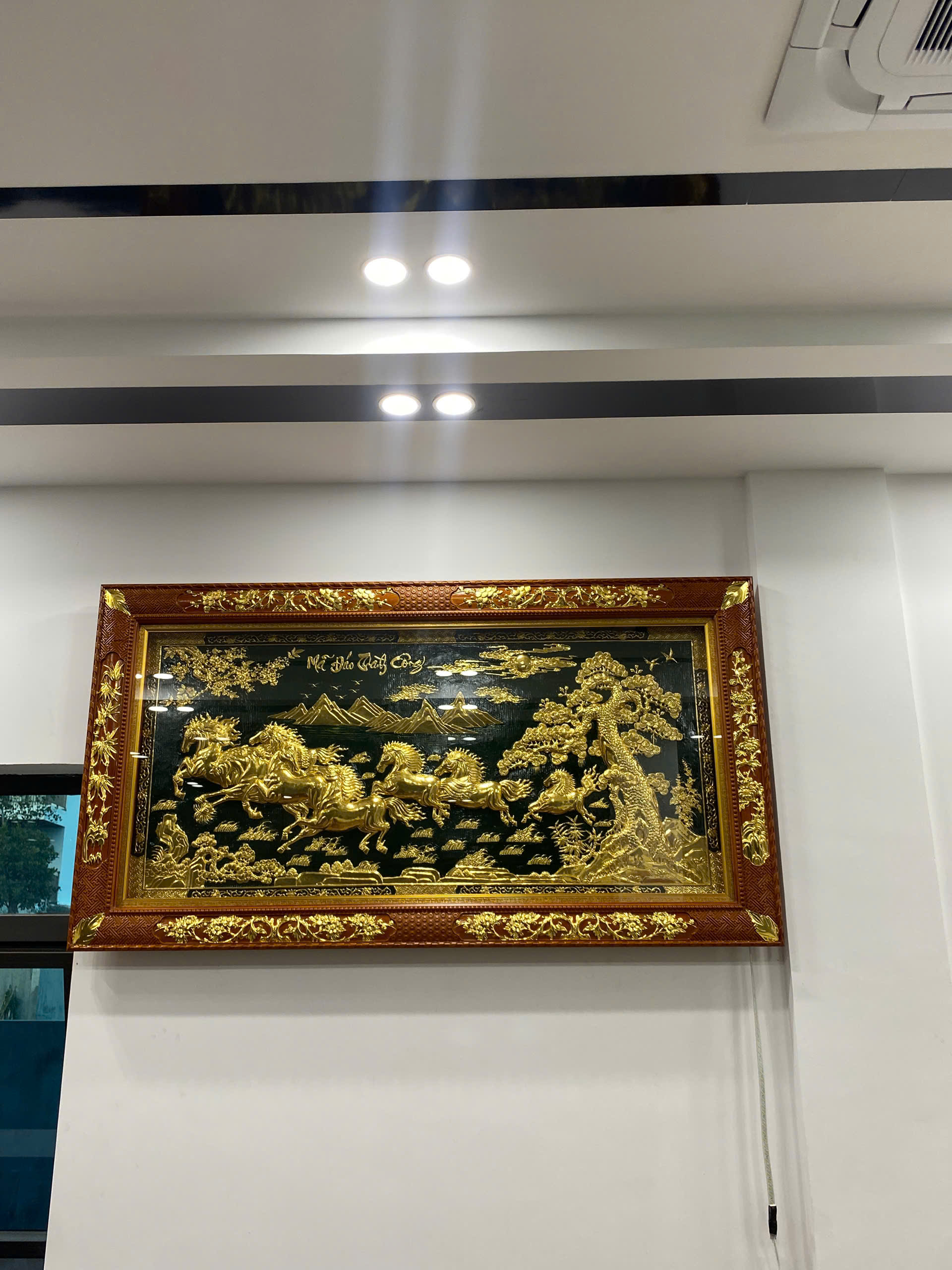 Bàn giao, lắp đặt tranh mã đáo thành công dát vàng 9999 kích thước 1m07 x 1m97  tại  tp Hải Phòng