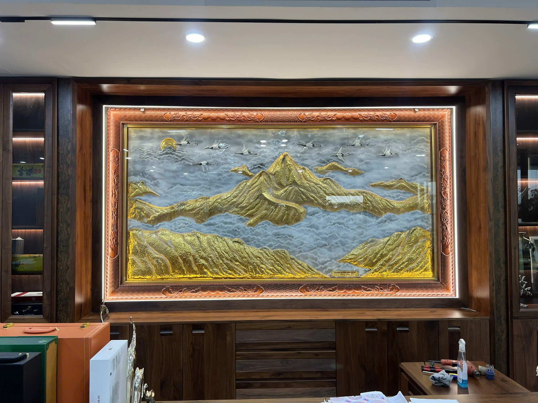 Hoàn thiện và lắp đặt tác phẩm núi vàng mây bạc cho khách hàng tại Thái Nguyên