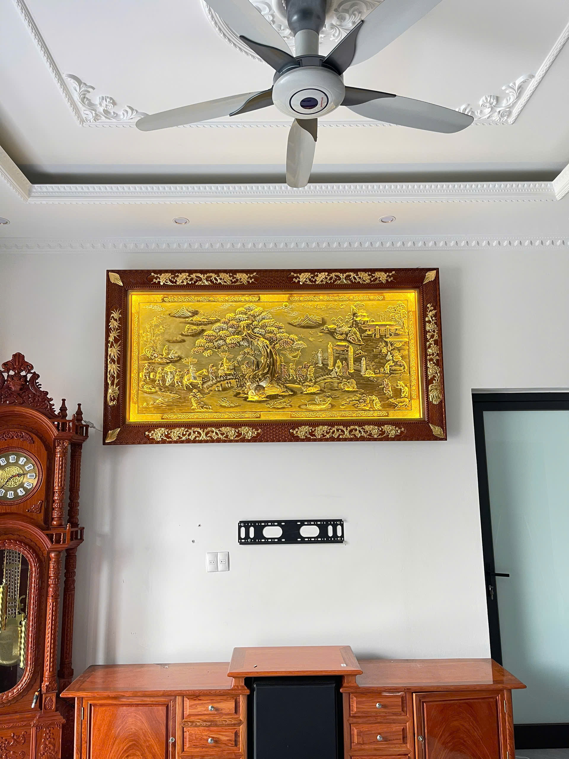 Bàn giao và lắp đặt tranh Vinh Quy Bái Tổ đồng vàng dát điểm vàng 2m3 x 1m2 tại Thanh Hà - Hải Dương