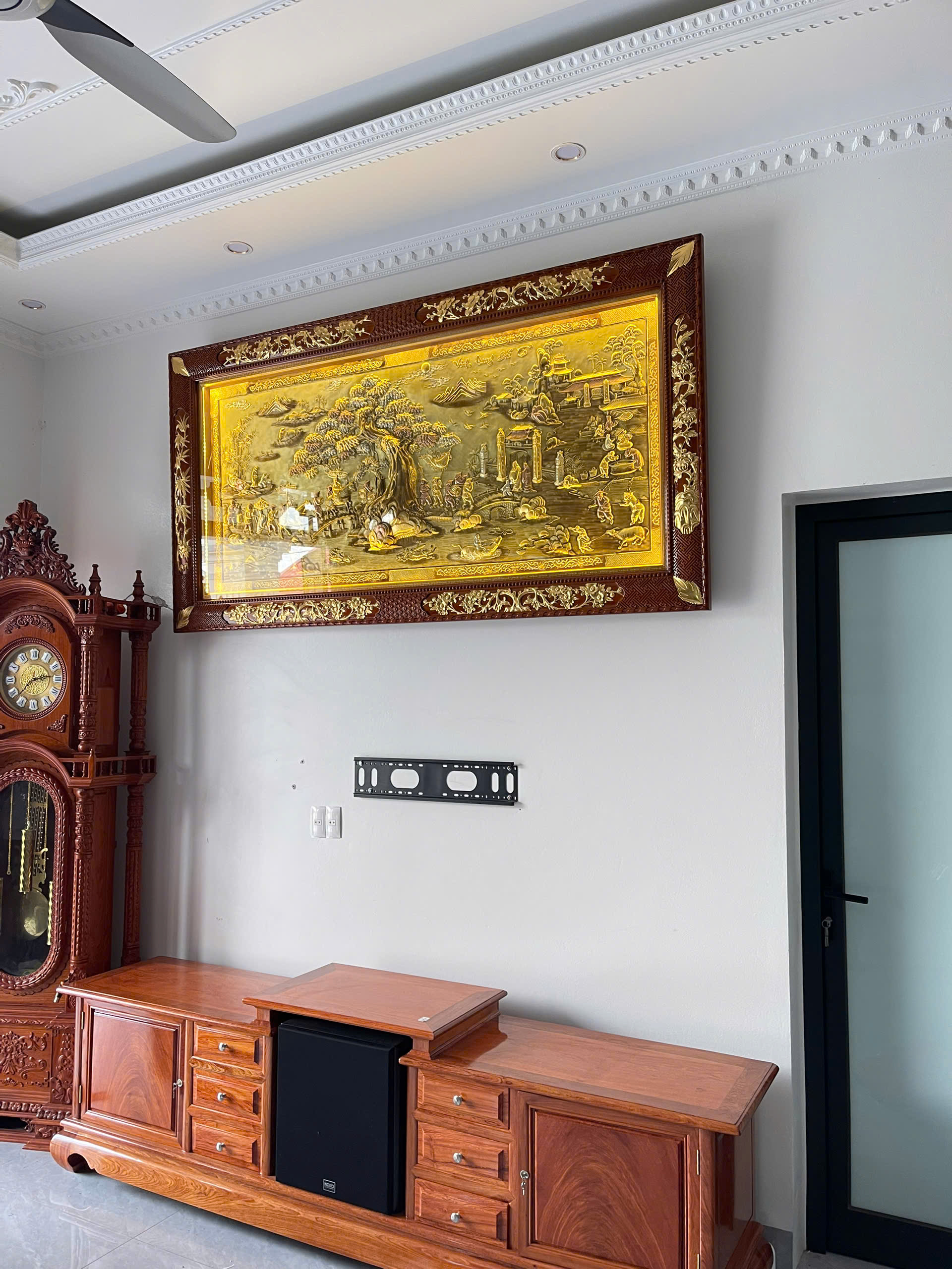 Bàn giao và lắp đặt tranh Vinh Quy Bái Tổ đồng vàng dát điểm vàng 2m3 x 1m2 tại Thanh Hà - Hải Dương