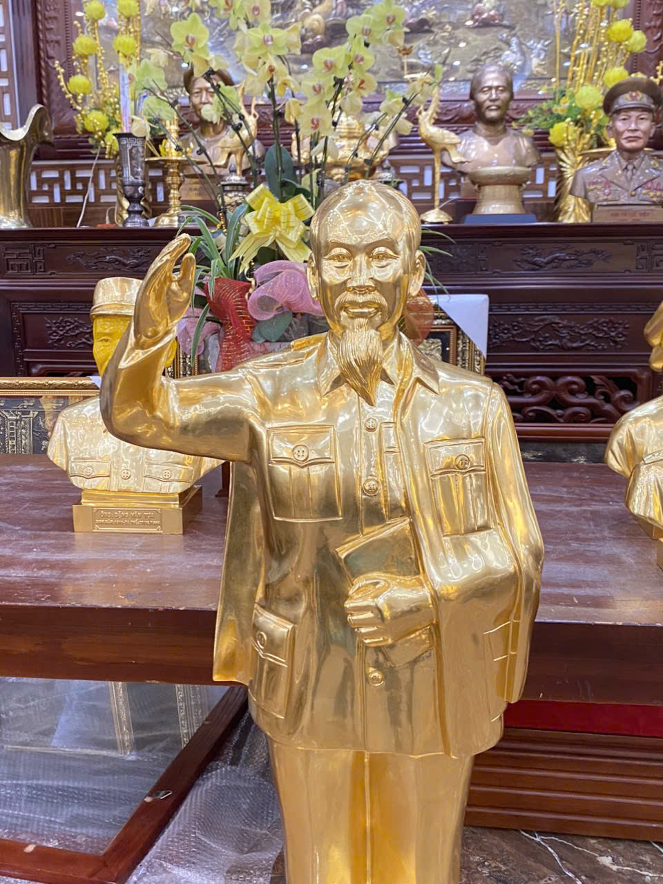 Hoàn thiện và bàn giao tượng Bác Hồ vẫy tay đồng đỏ dát vàng cao 1m17 tại Nam Định