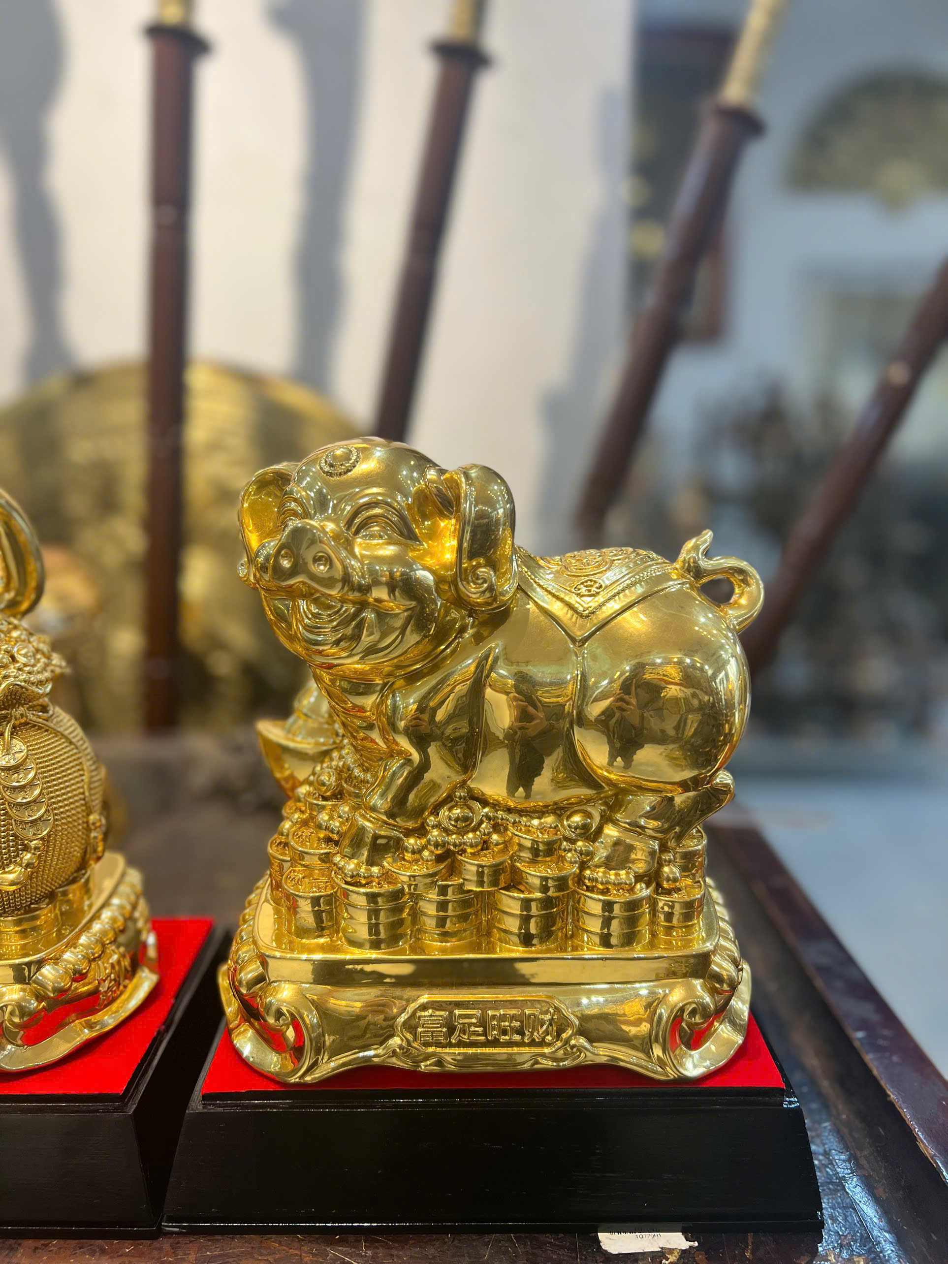 Hoàn thiện và bàn giao bộ ba tượng khỉ, heo, dê đồng vàng dát vàng
