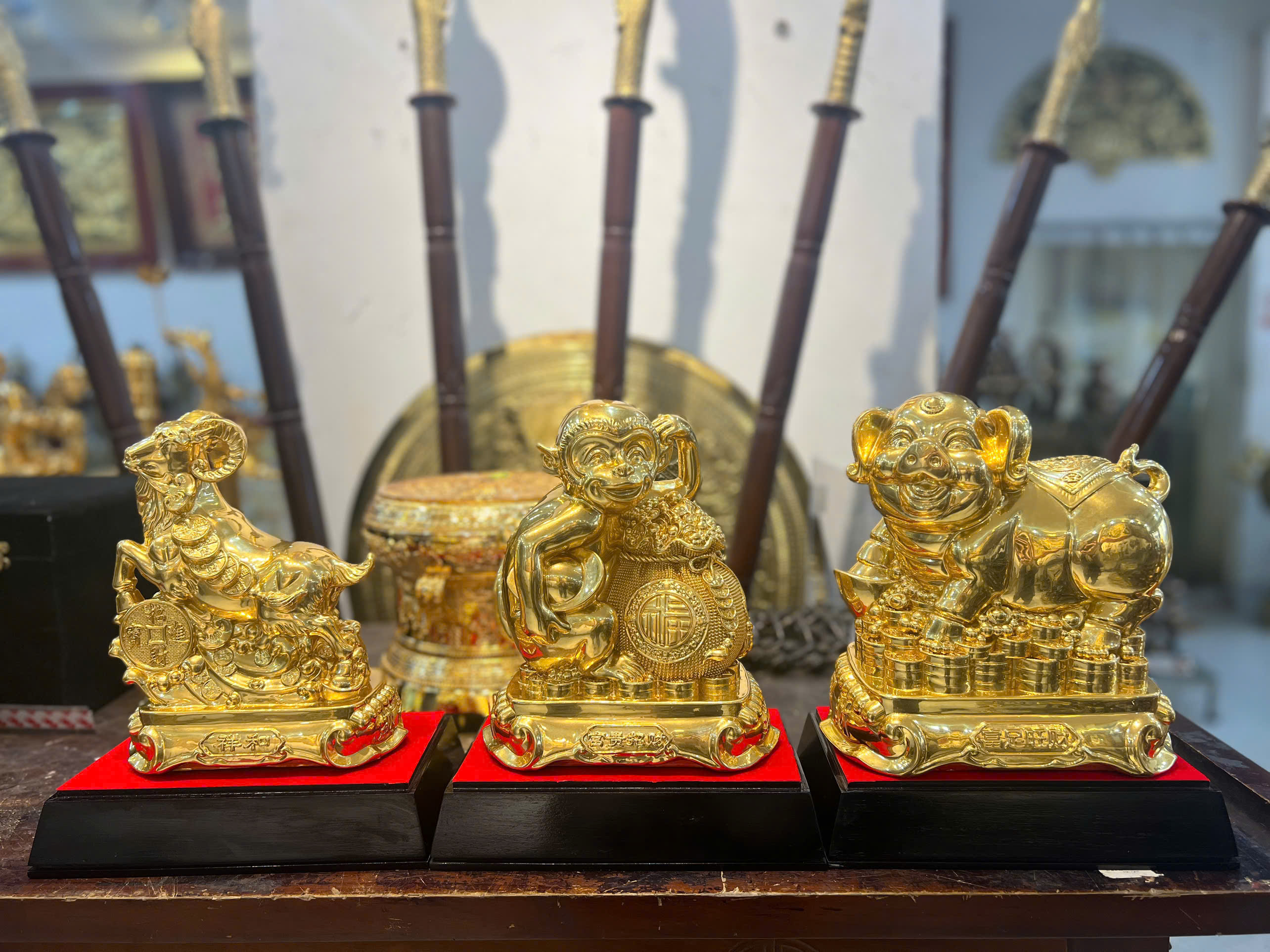 Hoàn thiện và bàn giao bộ ba tượng khỉ, heo, dê đồng vàng dát vàng