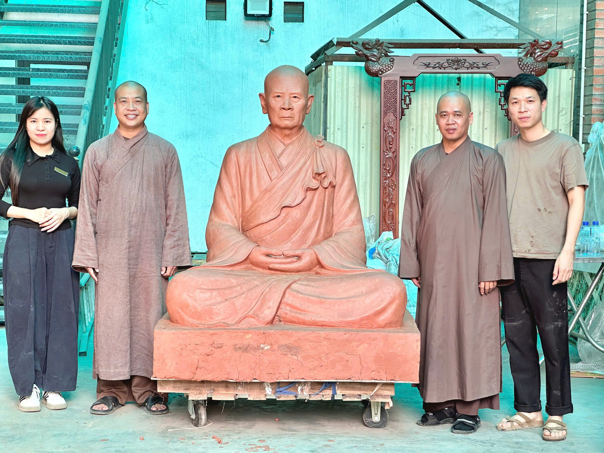 Hoàn thiện tượng Trưởng lão hòa thượng  Thích Thiện Thông cao 1m45 đồng đỏ cạo màu tại chùa Vạn Hoà - Cầu Kè - Trà Vinh