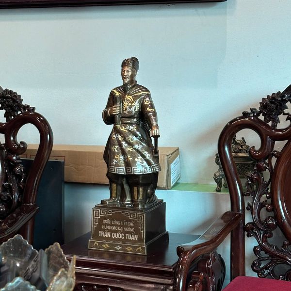 Bàn giao tượng Trần Hưng Đạo, tranh mặt trống, quả trống đồng đỏ cho khách hàng tại Quảng Ninh