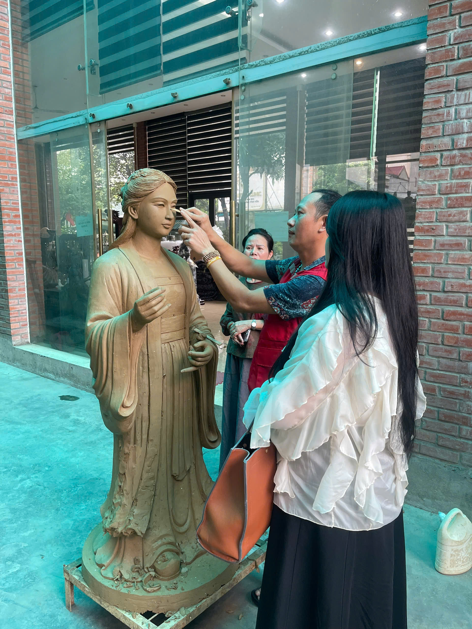 Hoàn thiện mẫu tượng Công Chúa Lý Chiêu Hoàng tại xưởng đồ đồng Dung Quang Hà