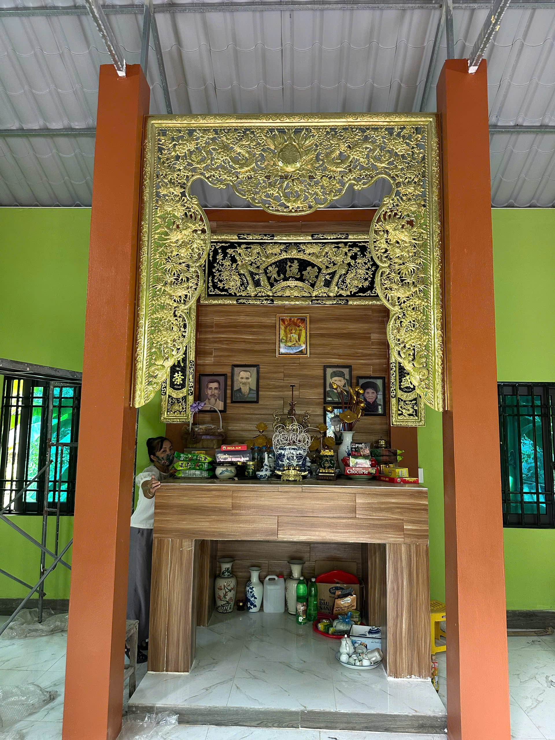 Bàn giao và lắp đặt cửa võng và bộ cuốn thư câu đối đồng vàng cho khách hàng tại Bắc Ninh