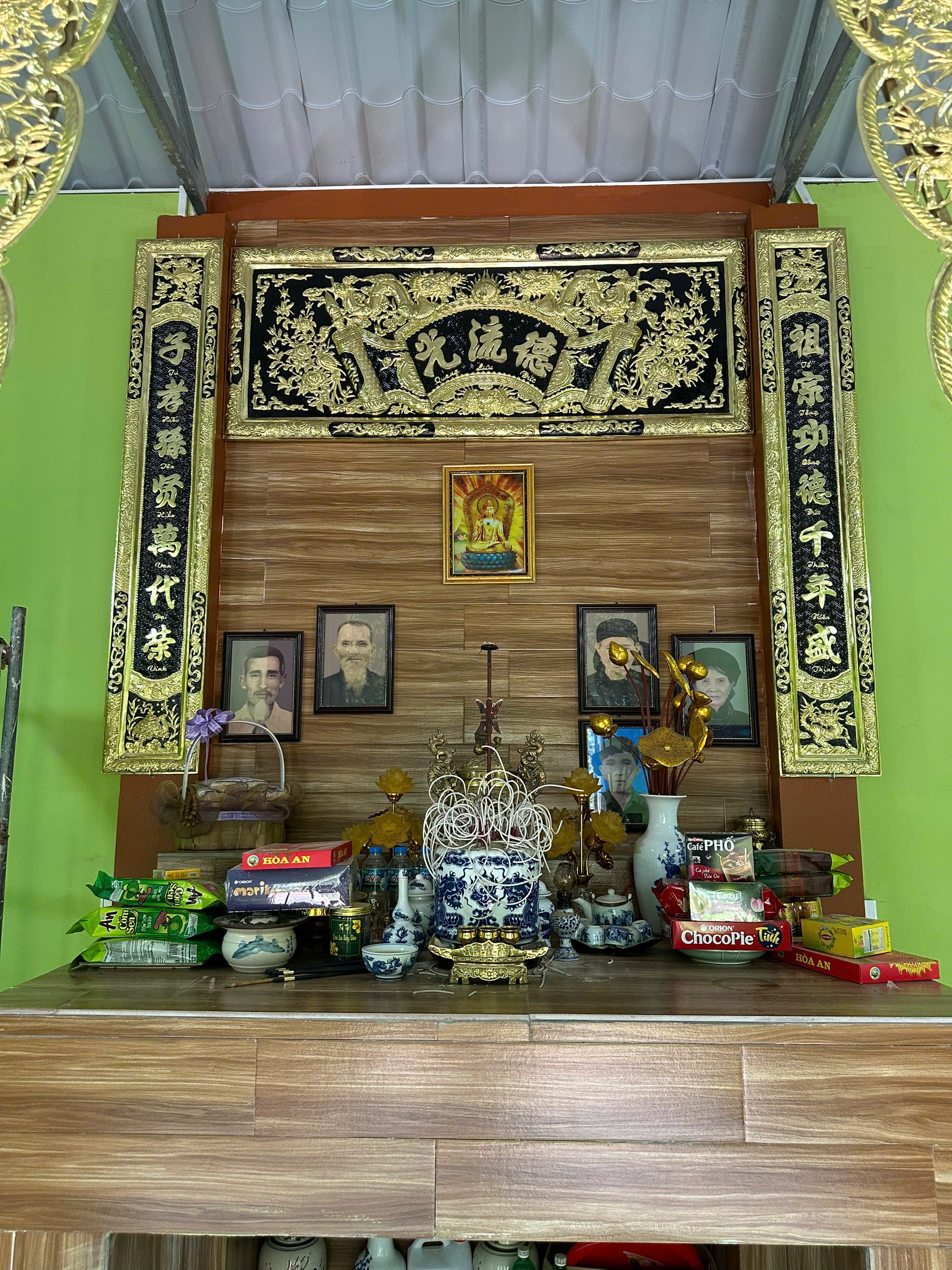 Bàn giao và lắp đặt cửa võng và bộ cuốn thư câu đối đồng vàng cho khách hàng tại Bắc Ninh