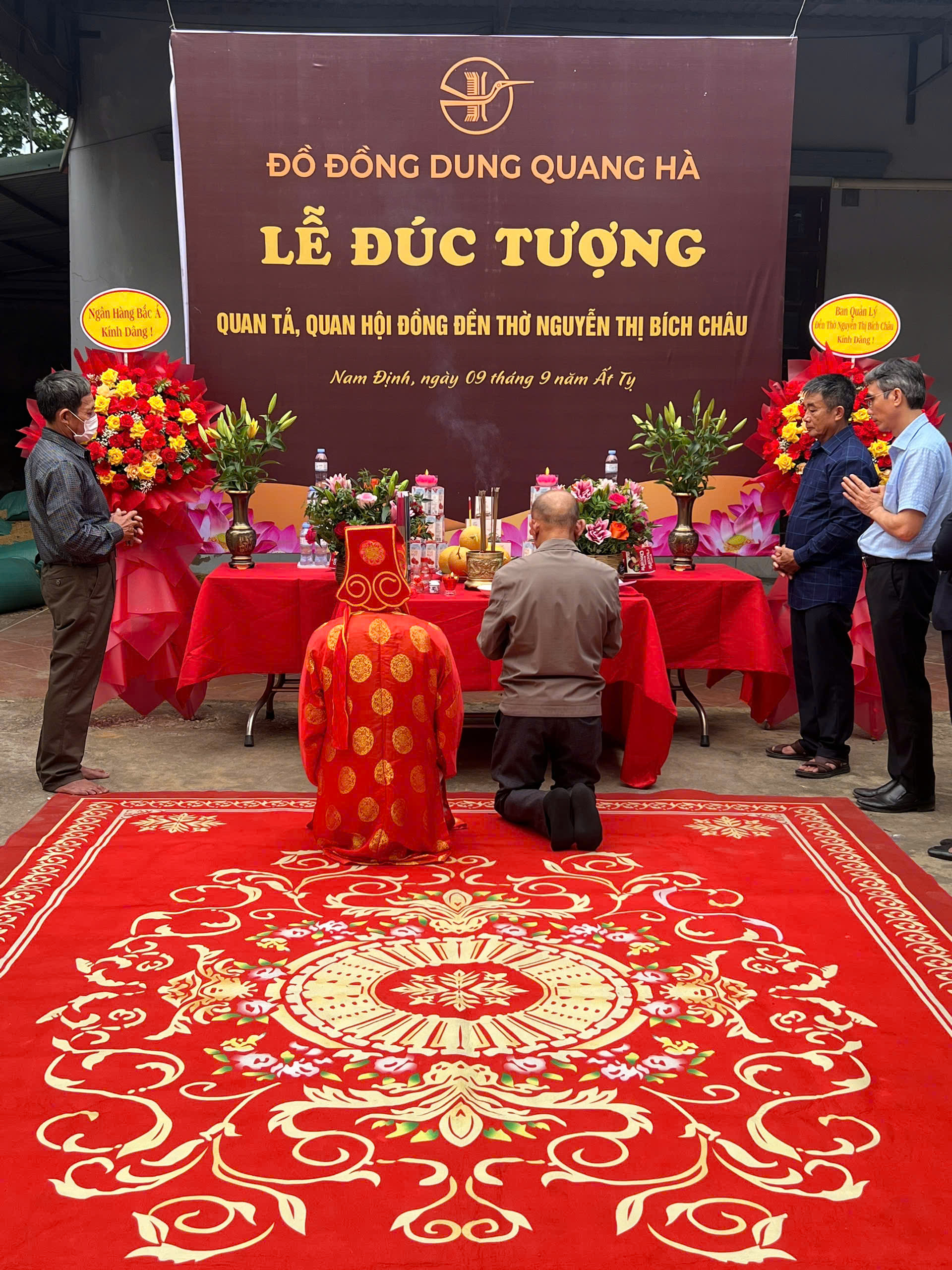 Tiếp đón đoàn khách về xưởng dự lễ đúc tượng Chế thắng Phu nhân Nguyễn Thị Bích Châu