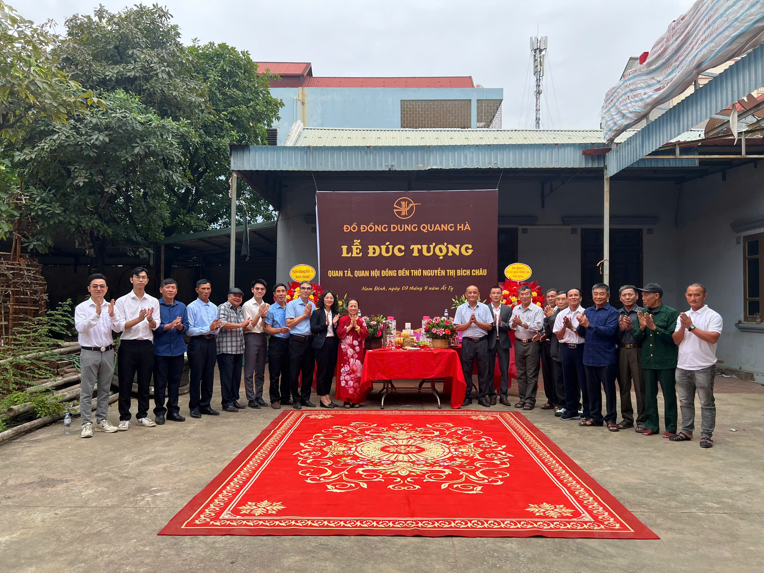 Tiếp đón đoàn khách về xưởng dự lễ đúc tượng Chế thắng Phu nhân Nguyễn Thị Bích Châu