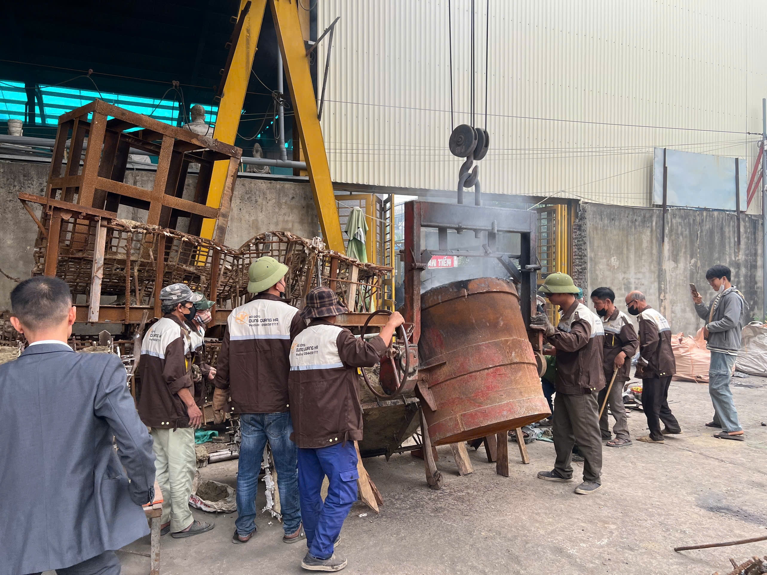 Tiếp đón đoàn khách về xưởng dự lễ đúc tượng Chế thắng Phu nhân Nguyễn Thị Bích Châu