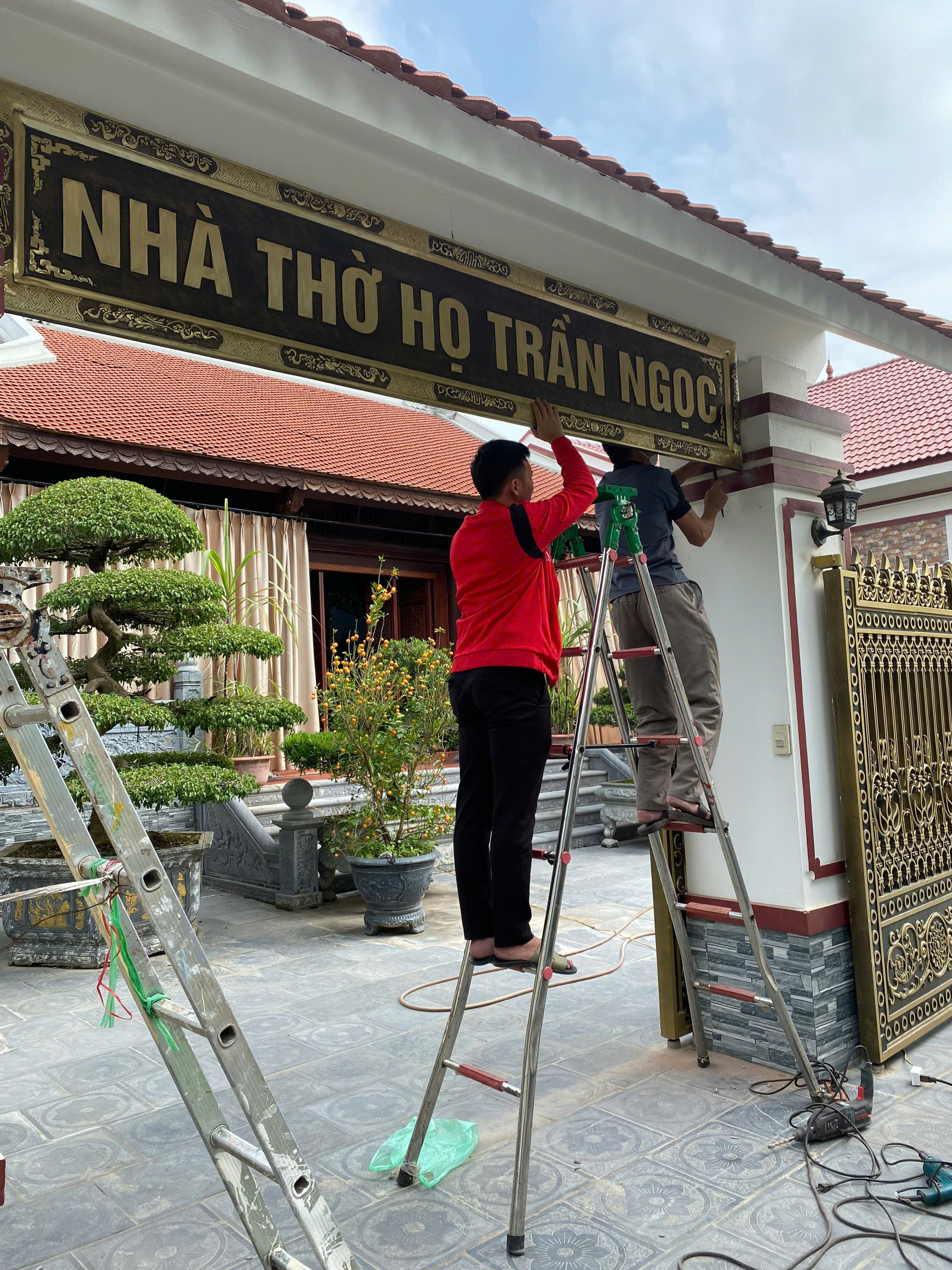 Bàn giao và lắp đặt bảng hiệu nhà thờ họ Trần Ngọc tại Yên Chính -  Ý Yên - Nam Định