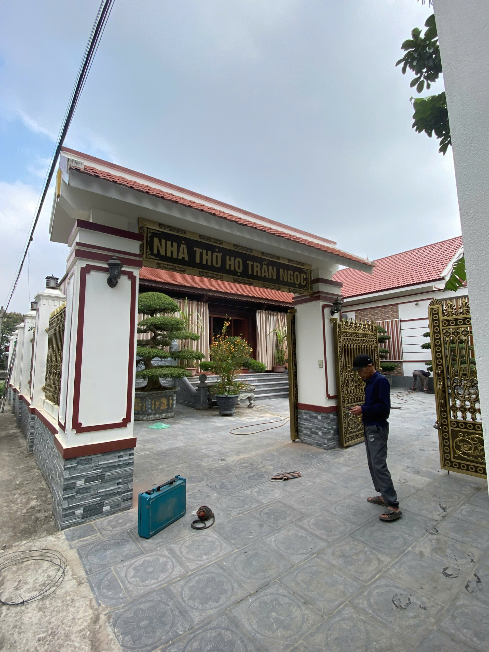 Bàn giao và lắp đặt bảng hiệu nhà thờ họ Trần Ngọc tại Yên Chính -  Ý Yên - Nam Định