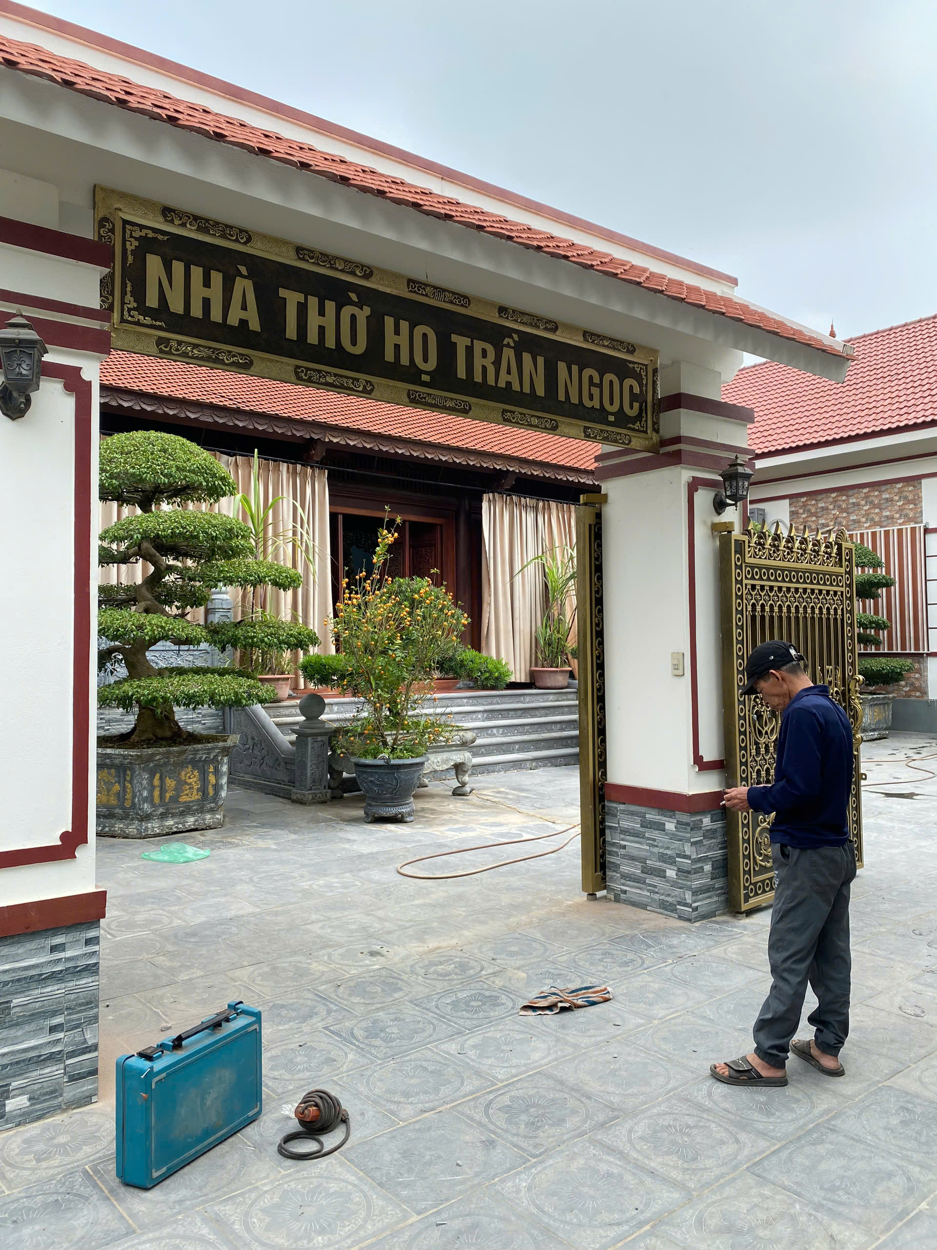 Bàn giao và lắp đặt bảng hiệu nhà thờ họ Trần Ngọc tại Yên Chính -  Ý Yên - Nam Định