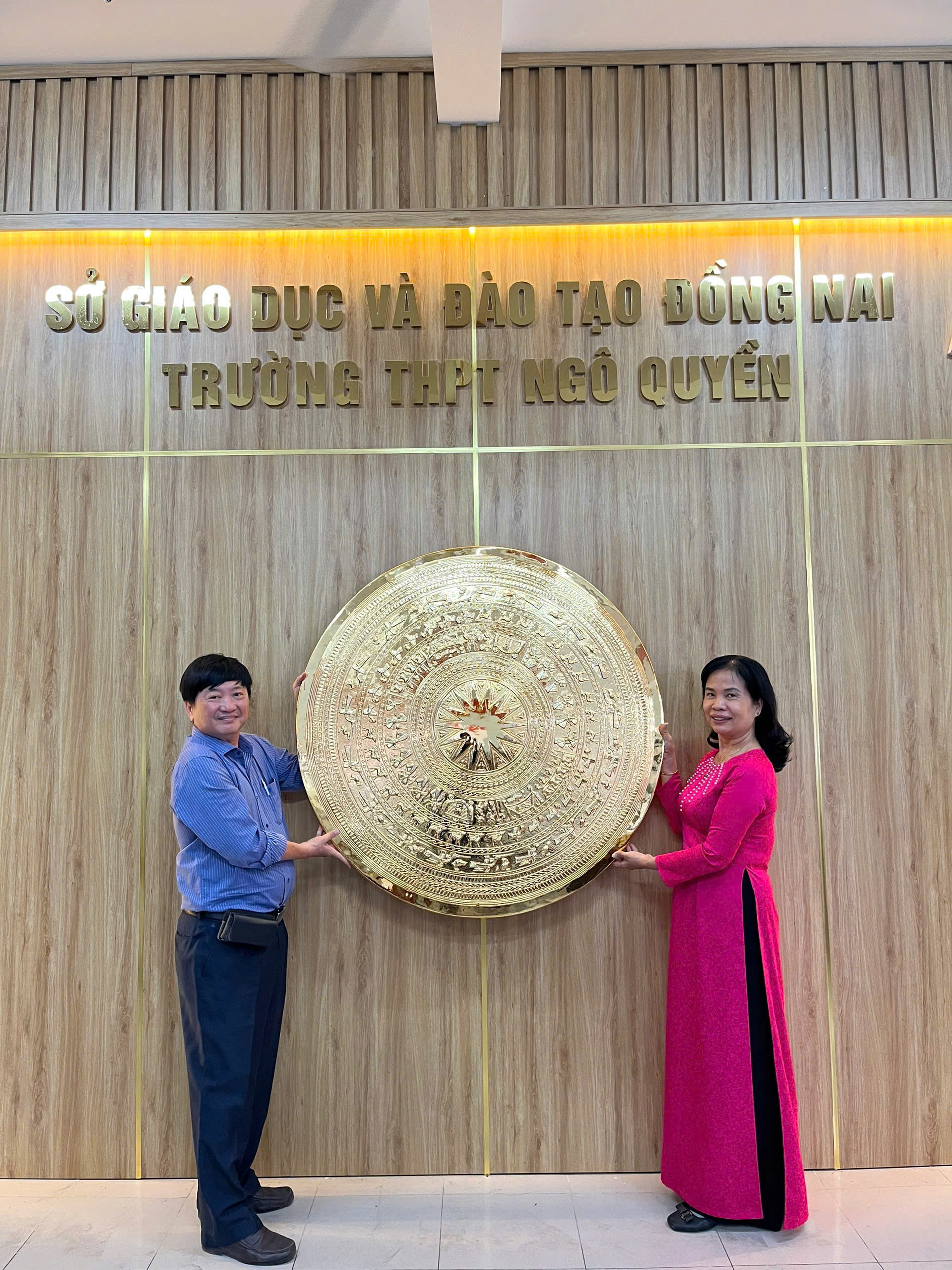 Hoàn thiện và bàn giao mặt trống đồng vàng mạ vàng 1m2 tại THPT Ngồ Quyền - Đồng Nai