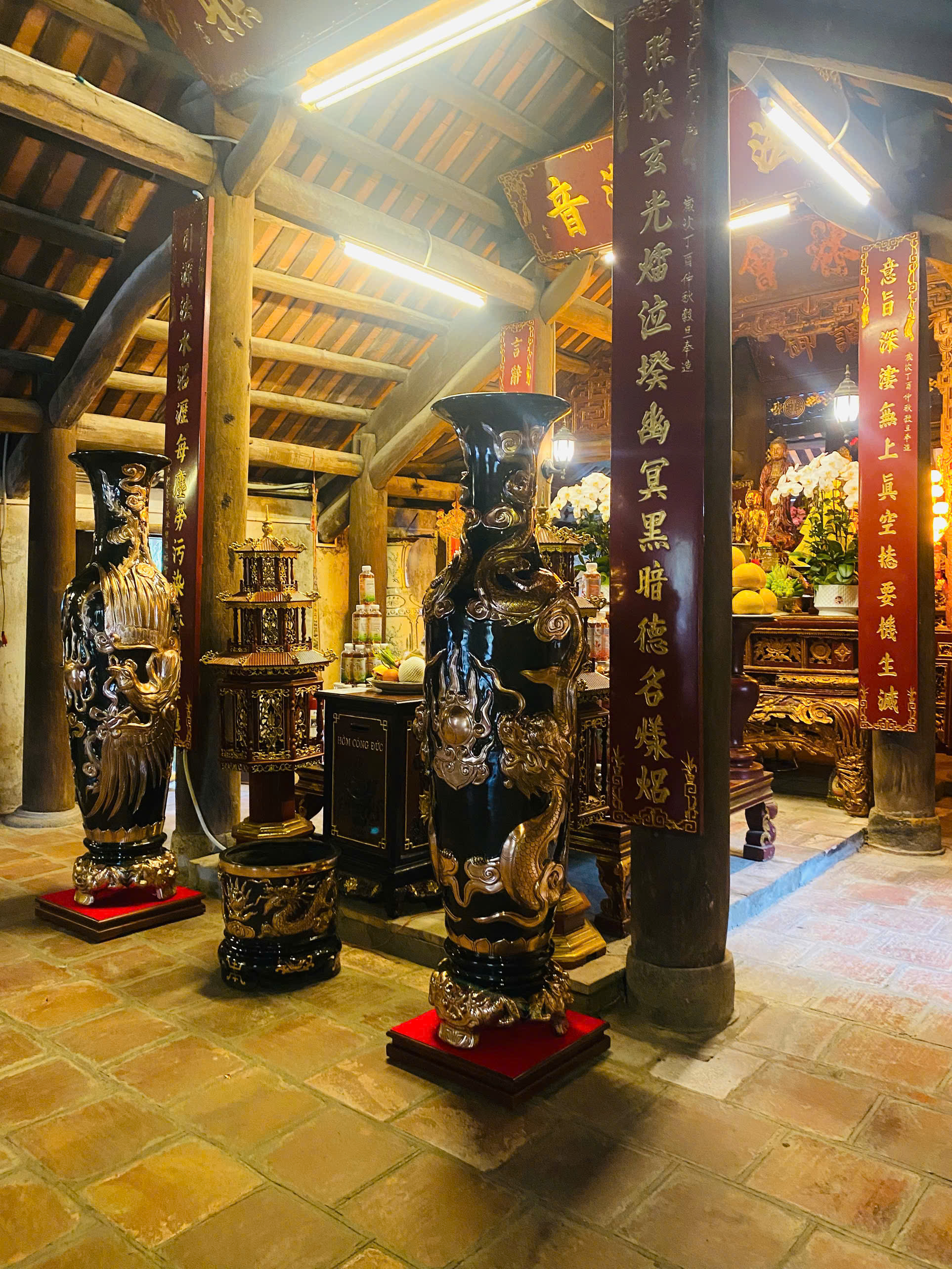Bàn giao đôi lộc bình 1m72 long phụng chầu nguyệt và bát hương 40 song long chầu nguyệt đồng đỏ cạo màu tại chùa Vĩnh Nghiêm - Bắc Giang