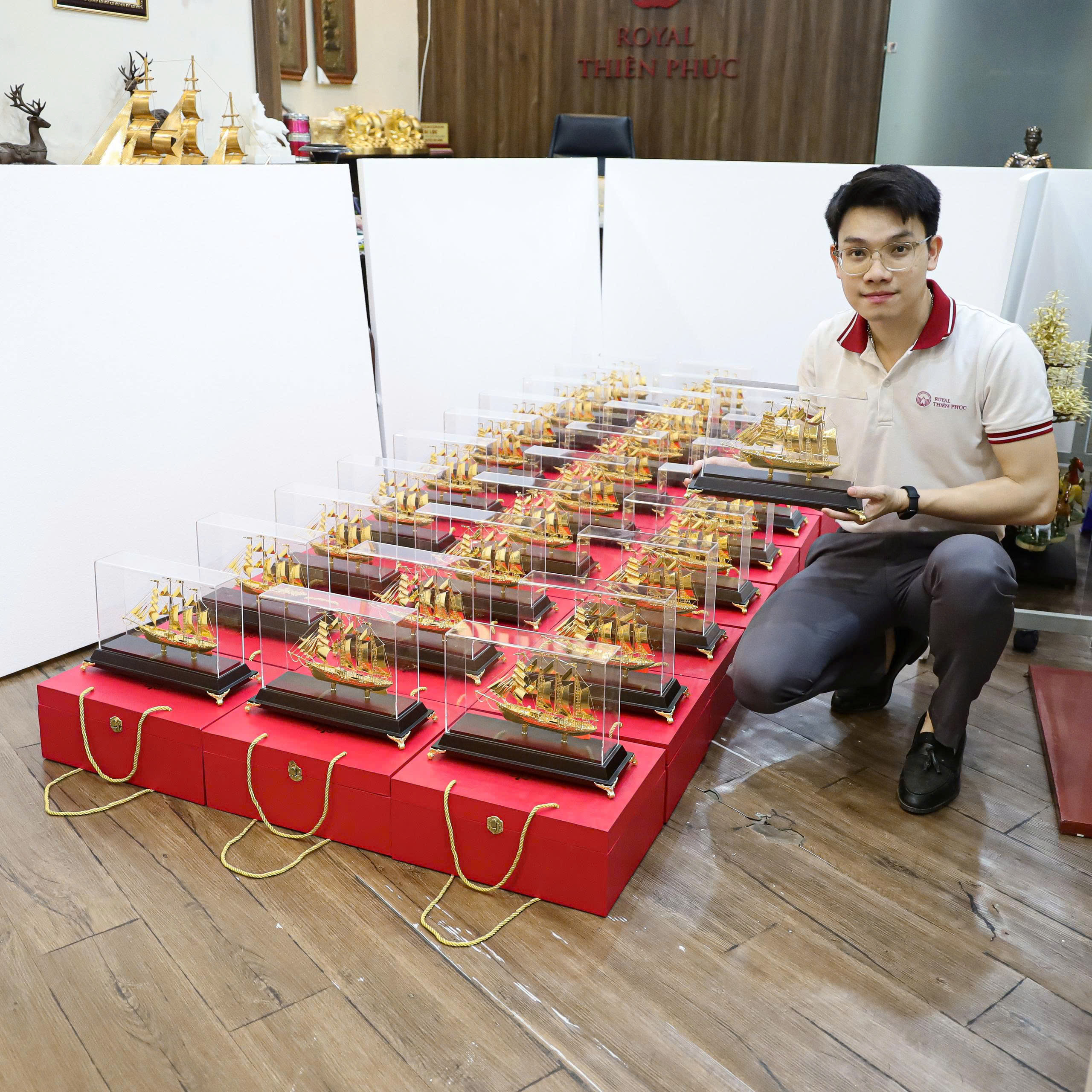 Hoàn thiện và bàn giao 30 quà tặng thuyền buồm mạ vàng cho khách hàng