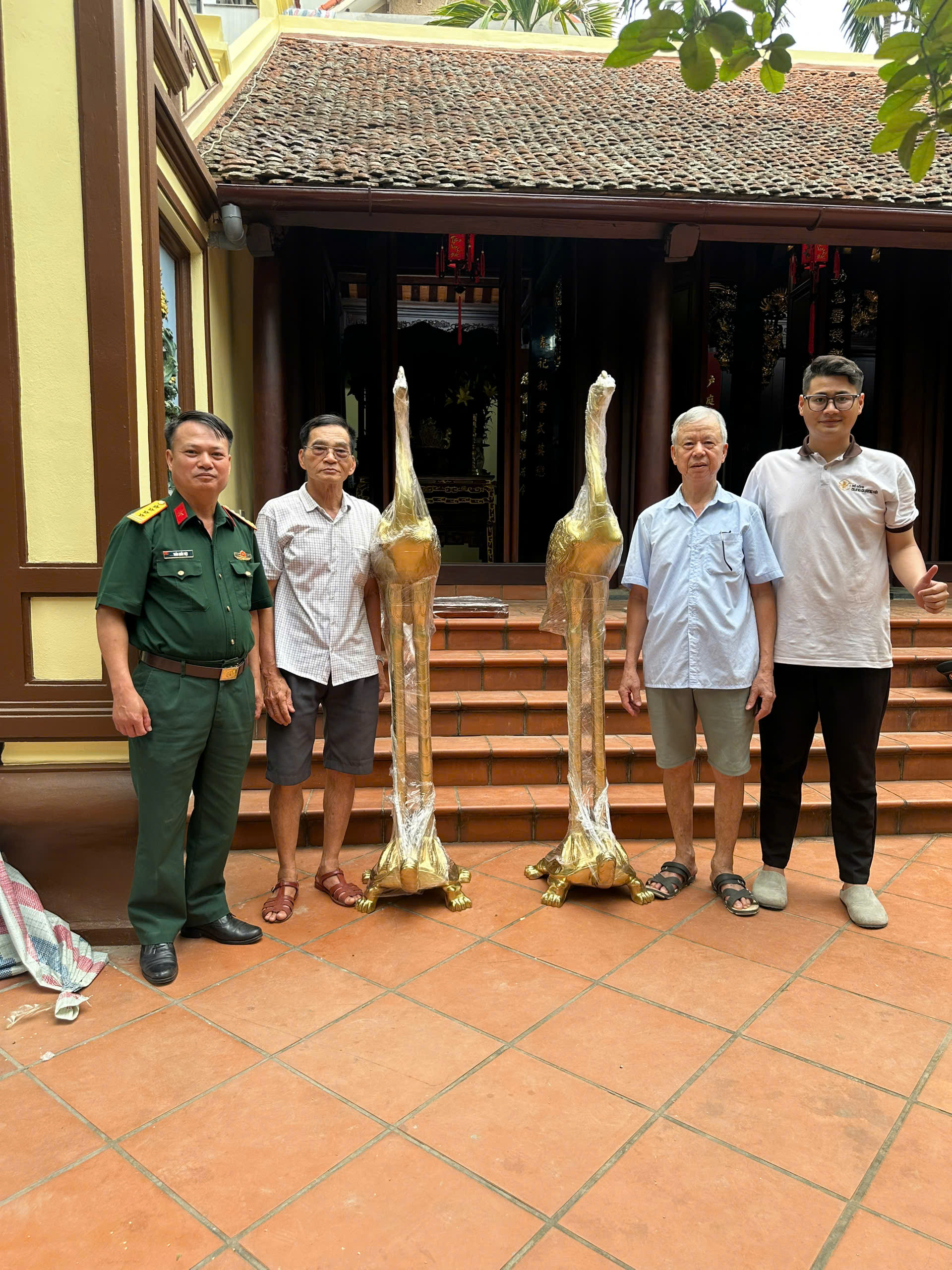 Ho&agrave;n thiện v&agrave; b&agrave;n giao đ&ocirc;i hạc 1m76 chất liệu đồng v&agrave;ng mẫu đ&uacute;c theo y&ecirc;u cầu tại Ho&agrave;i Đức, H&agrave; Nội