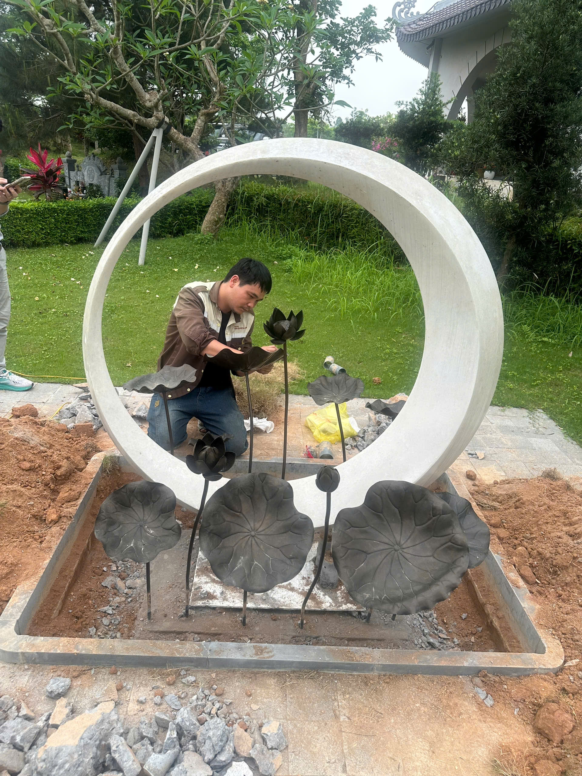 Làm màu, xử lý lại hoa sen đồng tại Công Viên tưởng niệm Thiên Đức, Phú Thọ