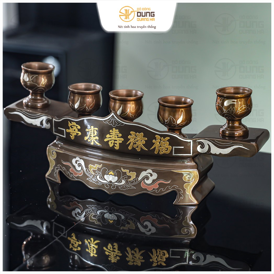 Bộ chén thờ bằng đồng gồm có bộ 3 chén và bộ 5 chén được chế tác thủ công, mẫu mã, kiểu dáng đa dạng được sản xuất tại xưởng đúc đồng Dung Quang Hà