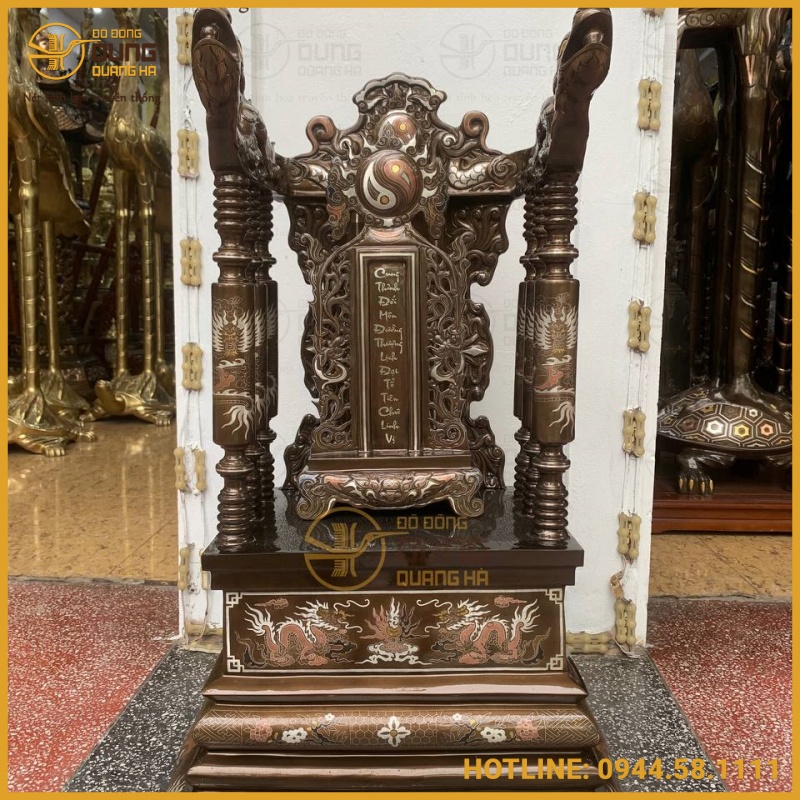 Ngai thờ và bài vị bằng đồng