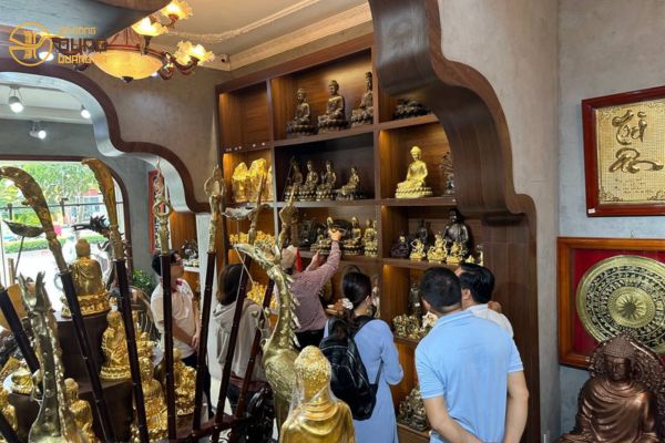 Đồ đồng Dung Quang Hà tiếp đoàn khách đến cơ sở Sài Gòn thỉnh tượng Phật Bà Quan  Âm