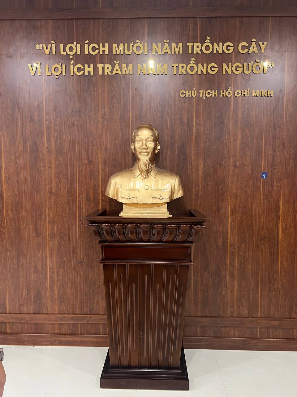 Đồ đồng Dung Quang H&agrave; b&agrave;n giao bộ tượng Trần Quốc Tuấn v&agrave; tượng B&aacute;c Hồ tại trường học ở Nam Từ Li&ecirc;m, H&agrave; Nội