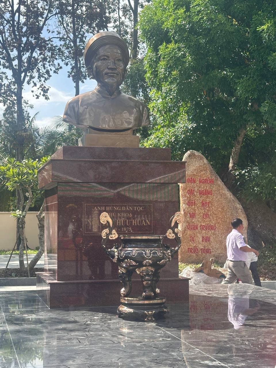 Đồ đồng Dung Quang Hà lắp đặt tượng anh hùng dân tộc Nguyễn Hữu Huân 1m6 tại Chợ Gạo, Tiền Giang