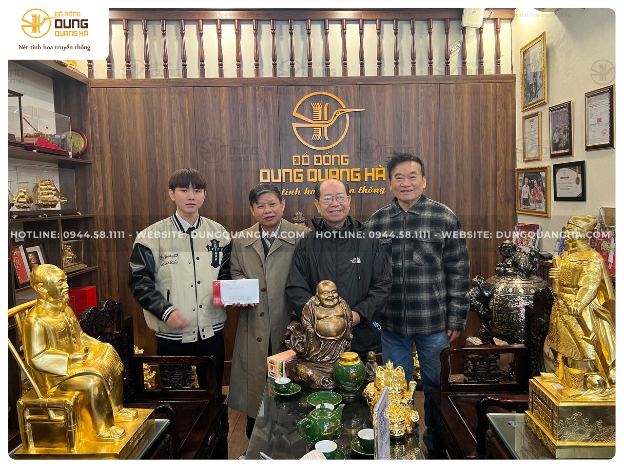 Khách hàng đến cửa hàng đặt cọc đúc tượng Cụ Tổ (họ Đặng - Thanh Hoá)