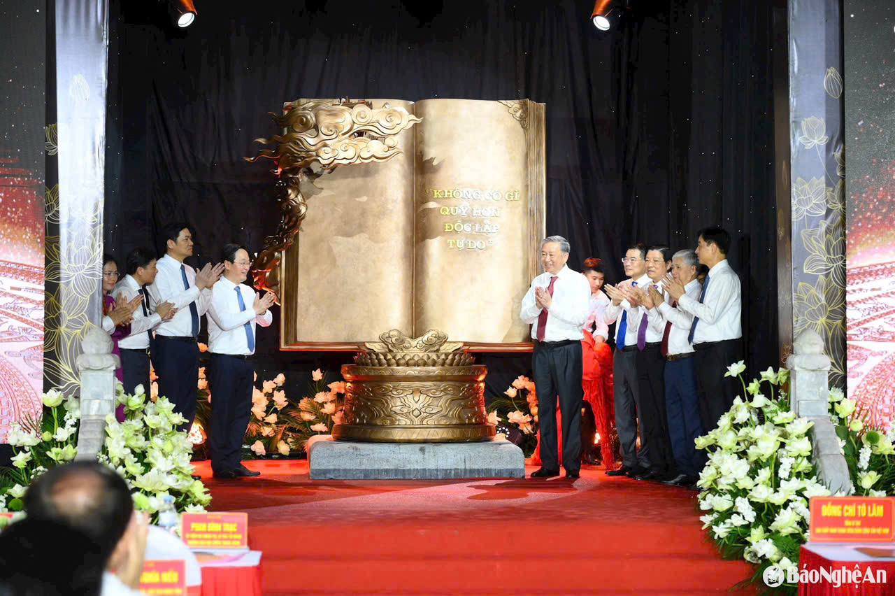 Vinh dự đi&ecirc;u khắc ho&agrave;n thiện t&aacute;c phẩm "Những trang sử v&agrave;ng" bằng đồng đỏ cao 2m025 x rộng 1m945